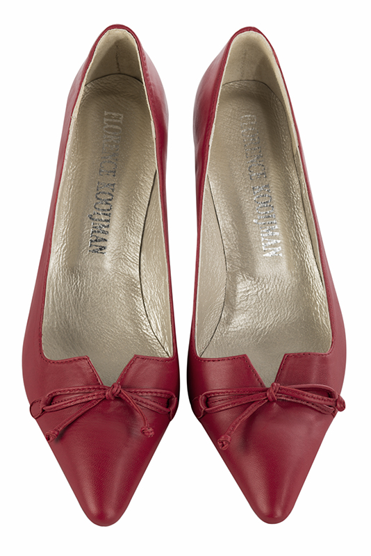 Cardinal red women's dress pumps, with a knot on the front. Tapered toe. Medium slim heel. Top view - Florence KOOIJMAN